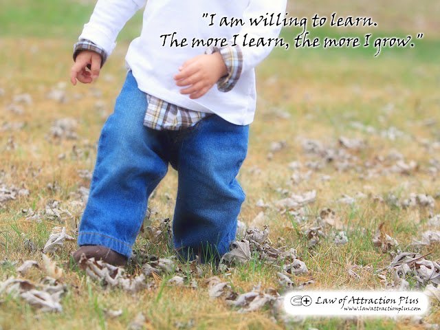 "I am willing to learn. The more I learn, the more I grow." (Wallpaper + Decree) Free Law of Attraction Wallpaper with Decree and Positive Affirmation