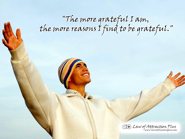 "The more grateful I am, the more reasons I find to be grateful." (Wallpaper + Decree) Free Law of Attraction Wallpaper with Decree and Positive Affirmation
